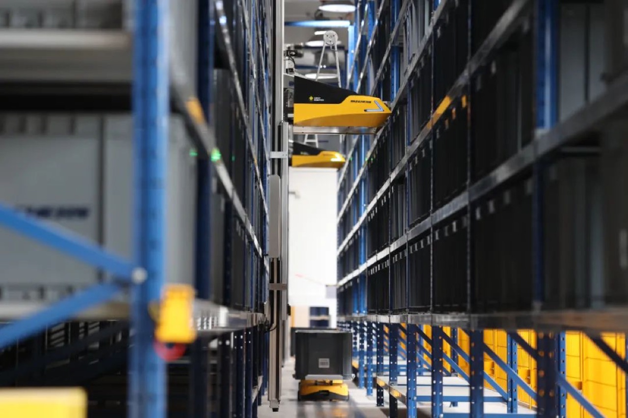 AirRob overhead tote-to-person system in dense rack aisles